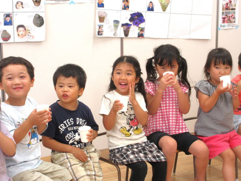 「ちょっと酸っぱい～～けどおいしい！」
「甘くておいしいー♡」
「梅ってこんなに甘かったっけ！」
それぞれ感じたことを伝え合う♡