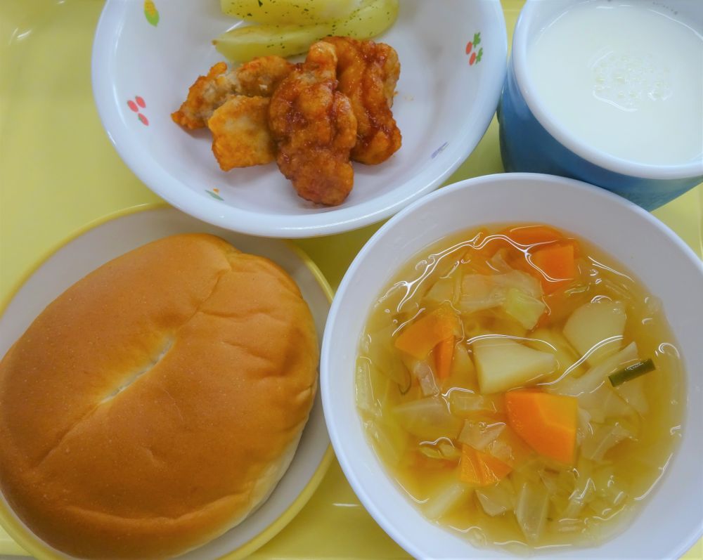 ロールパン

鶏肉の甘辛揚げ

焼きポテト

春雨スープ

牛乳