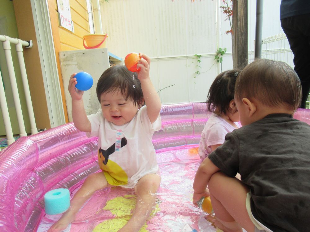 今日は、みんなが楽しみにしていた初めてのプール！
ウサギ組の子どもたちもテラスのプールに水が溜まっていく様子を見ながらソワソワしながら楽しみにしていました


プールを朝から楽しみにしていたℤ君
プールに入ると気持ち良さそうに水に触れ遊びはじめました

水に浮かぶカプセルのおもちゃ
穴から水が流れて出てくる様子が楽しくて、何度もカプセルを沈めては水を出して楽しんだり、カプセルをふってカプセルの中に入ってるビーズの動く音を出して楽しそう遊んでいました


