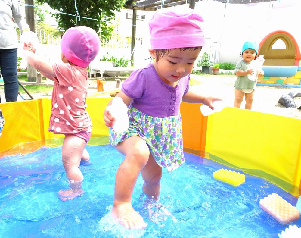 ヒヨコ組さんになって初めてのプール
ワクワクの気持ちが止まりません・・♡



プールの中で思いきり足を動かすKちゃん
「ぴちゃぴちゃ～」
水の気持ちよさを感じながら、水の動きも楽しんでいます♡