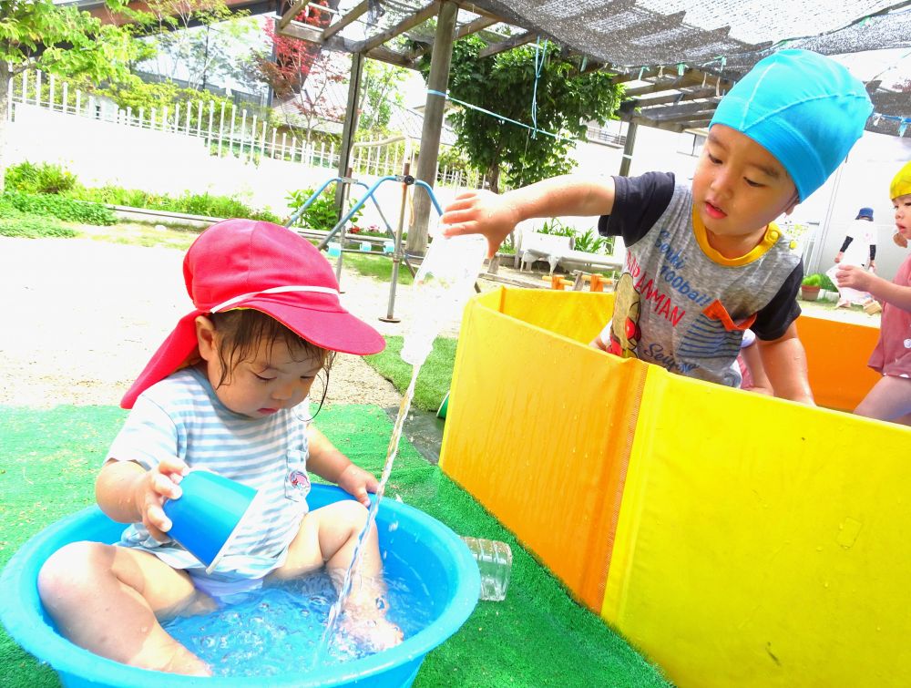 「Ｔちゃんどうぞ～」
タライの中で遊んでいたＴちゃんに
水を汲んであげるYくん
ペットボトルから出てくる水にTちゃんも興味津々☆

友達と一緒にプールを楽しむ姿もみられました♡