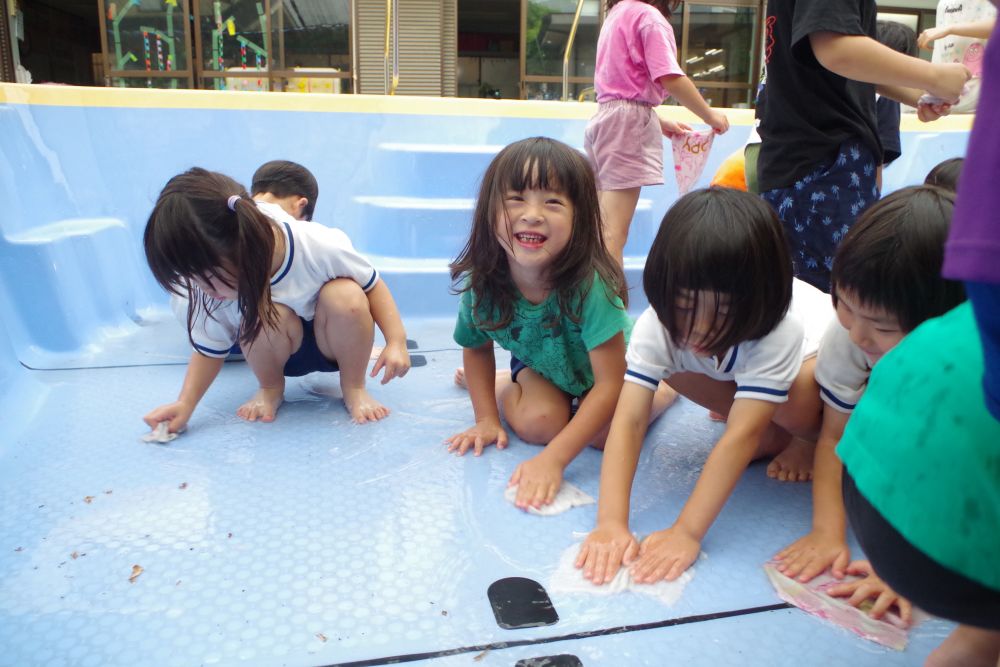 「ぴかぴかになってきたよ～♡」

と、にっこりAちゃん！
きれいになったプールで泳ぐのは気持ちがいいだろうな～♡

ありがとう！キリン組さん！！