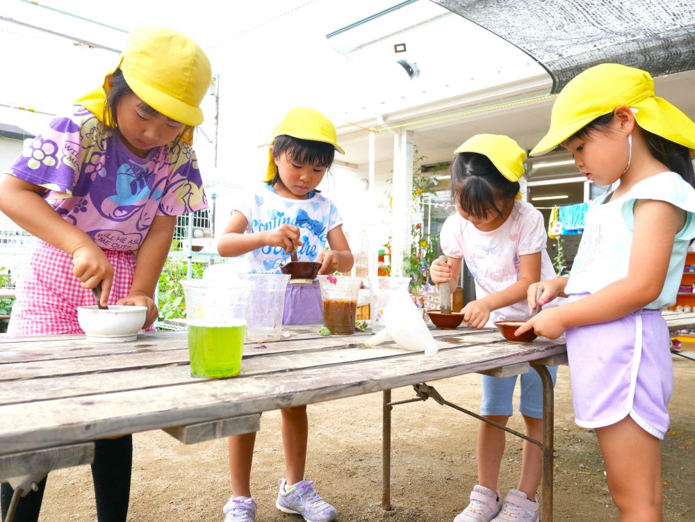 やってみたい…混ぜてみたい…
色を混ぜたり水の量で変わる色の変化に気付いたり
薄い・濃いという水の性質の変化を楽しんでいます



コップや道具を綺麗に掃除する所から始まった色水
色水遊びが大好きな友達でジュース作りを楽しむ中で
「この花は色が薄いね」
「もっと水を入れてみよう」
水の量を調節したり、性質の変化に気付いたり…
気付きや発見を伝え合い作る姿が見られます♡


