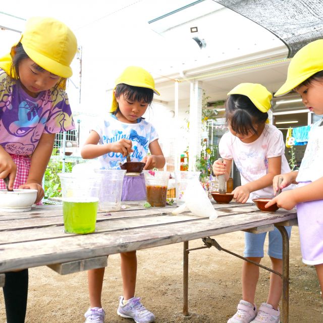 ＊　5歳児　お楽しみ会に向けて　～色水～　＊