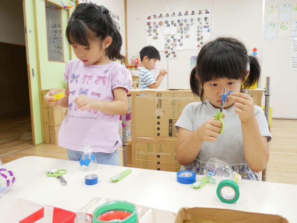 天気が悪く外で遊べない日もある中
部屋で出来る事があるかみんなで考える…
その中でペットボトルを使ってコップを作ることに♡
「キャップのある方はじょうごになるよ！！」
子ども達の発想に学ぶ日々です♡

「次は作ったコップにジュースを入れたいな～♡」
期待が膨らみます♪