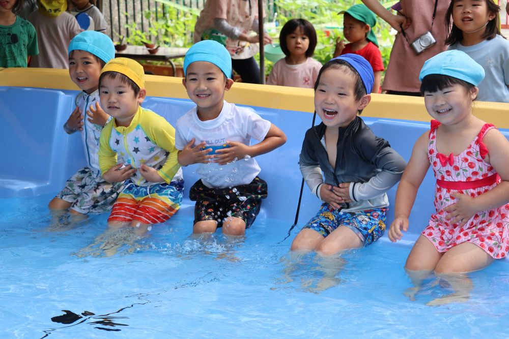 まずは少しずつ体を水に慣れさせて・・・・

「つめたーい！！」
さすがに一番乗りはつめたかったね
