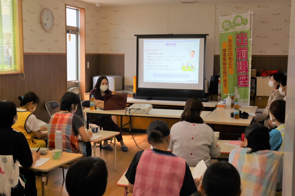 ＪＡ尾道総合病院の看護師さんに来園していただき研修会をしました

今の季節こども園で起こりうる怪我や病気についての対応、応急処置について学びました

けいれん、熱中症、打撲、アレルギー等、救急車を呼ぶ判断や症状の特徴等細かい事まで教えてもらいました

