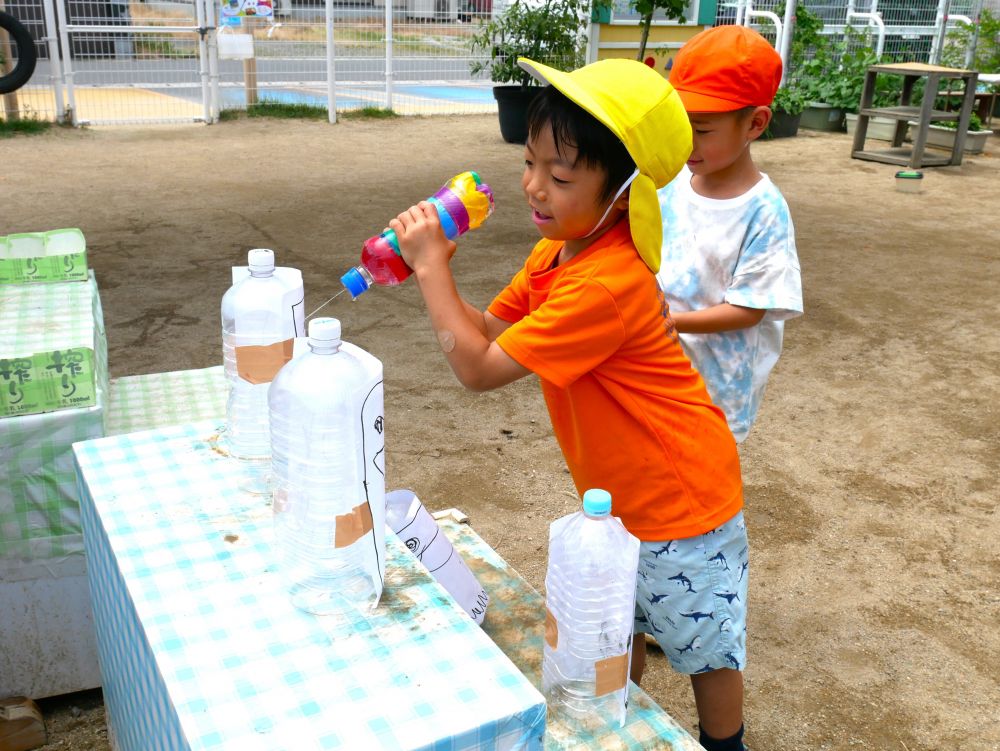 「楽しかったけど困った事がある」
「水に濡れて紙が破けたんよ…どうしよう」
朝の会で困った事を相談し、みんなで共有する♡

「全体にテープを貼ったら？」　「袋かぶせる？」
「ペットボトルに直接絵を描いてみる」
様々な意見が…

