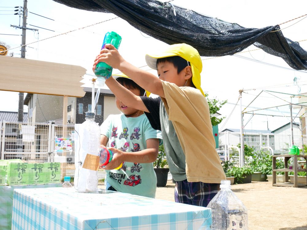 自分の思いを伝えながら友達の意見も参考にし、
何度も話し合うことで遊びが発展する♡



朝の会で出た意見を参考に
ペットボトルに描いて試してみる！！
すると…また困ったことが…
「風に飛ばされて水鉄砲する前におばけが倒れる…」

