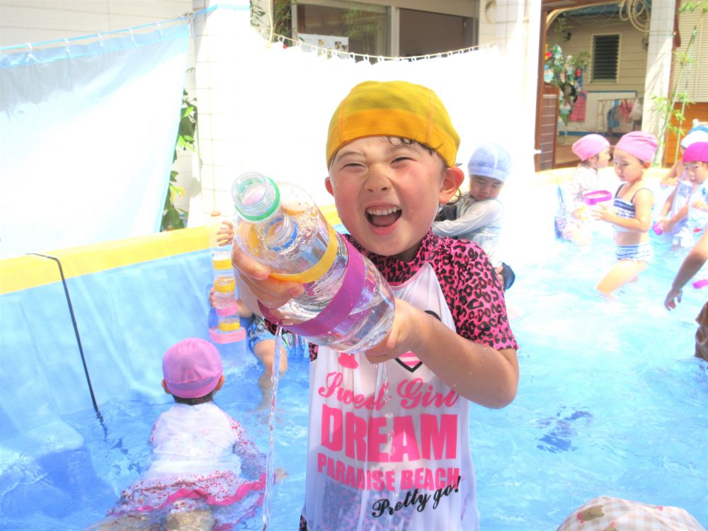 泳いだり・・・　水をかけ合ったり・・・
楽しみ方はみんなそれぞれ違うけど
一人ひとりがとっても良い顔をしています♡
友達や先生と楽しさを共有し、自然と笑顔に・・・♡



ペットボトルを２つ組み合わせて”てっぽう”
「撃つぞ～～～！！！」