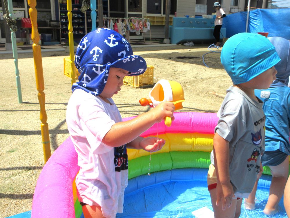 水の感じ方はいろいろ
全身で感じることもあれば、
ポタポタポタ・・・
手のひらに細く垂れてくる水に夢中のIくん
水は子どもたちにとって不思議のかたまり☆