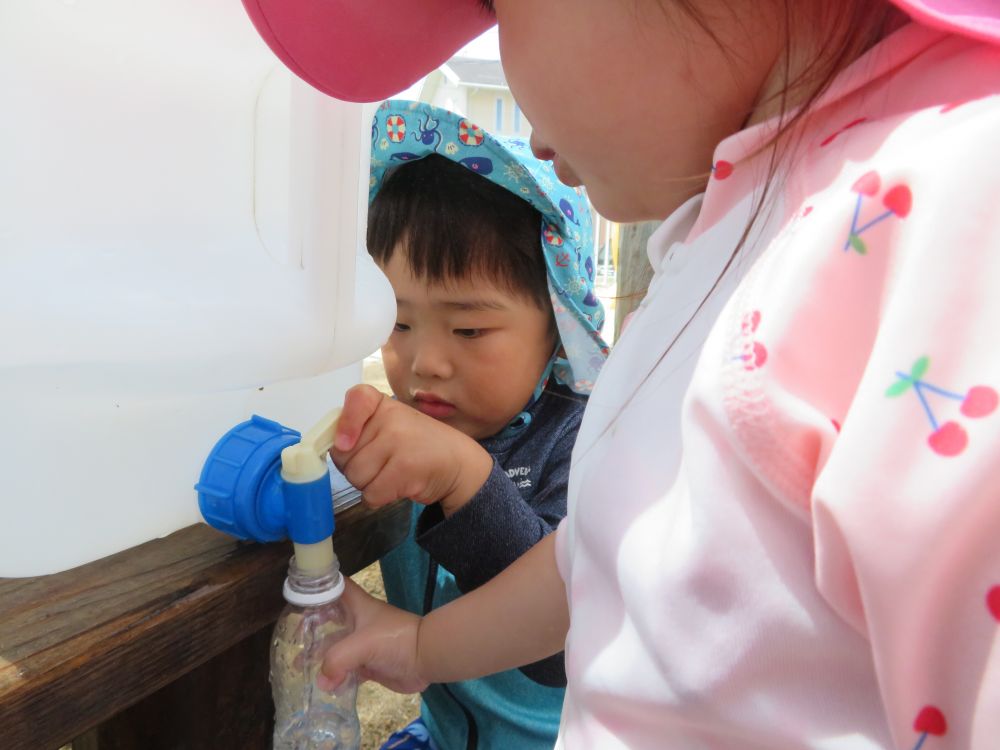 ヒヨコ組のお友達が水が出なくて困っていると・・・
「Sちゃんがしてあげる」

コックを回し水を出してあげる、優しいクマ組のお兄さんです♡


