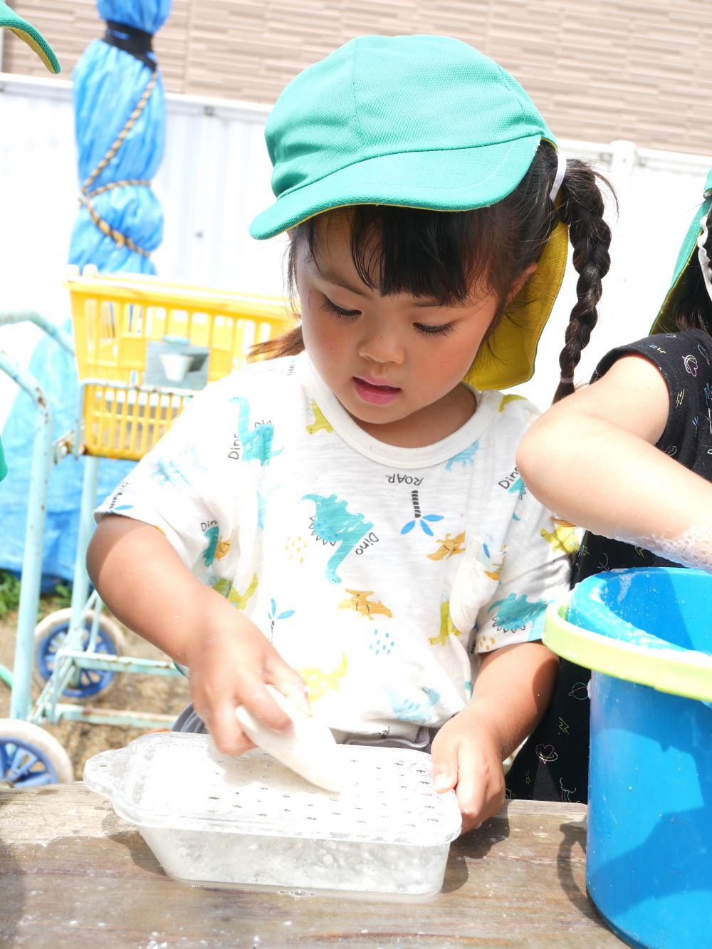 水遊びも本格的になってきた７月・・・
園庭では水を使った遊びが豊富です
水や泡の感触を楽しむ子どもたち♡



自分で石鹸を削るAちゃん
手をケガしないようにそーっと・・・
『泡のイイ匂いがしてきた♡』