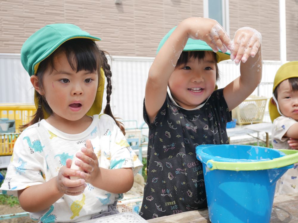 『あわだらけ～』
『あわのお化けだぞ～♡』

土曜日は保育参加
それぞれの子が好きな遊びを楽しむ姿を見て
お家の人も一緒に楽しんでくださいね