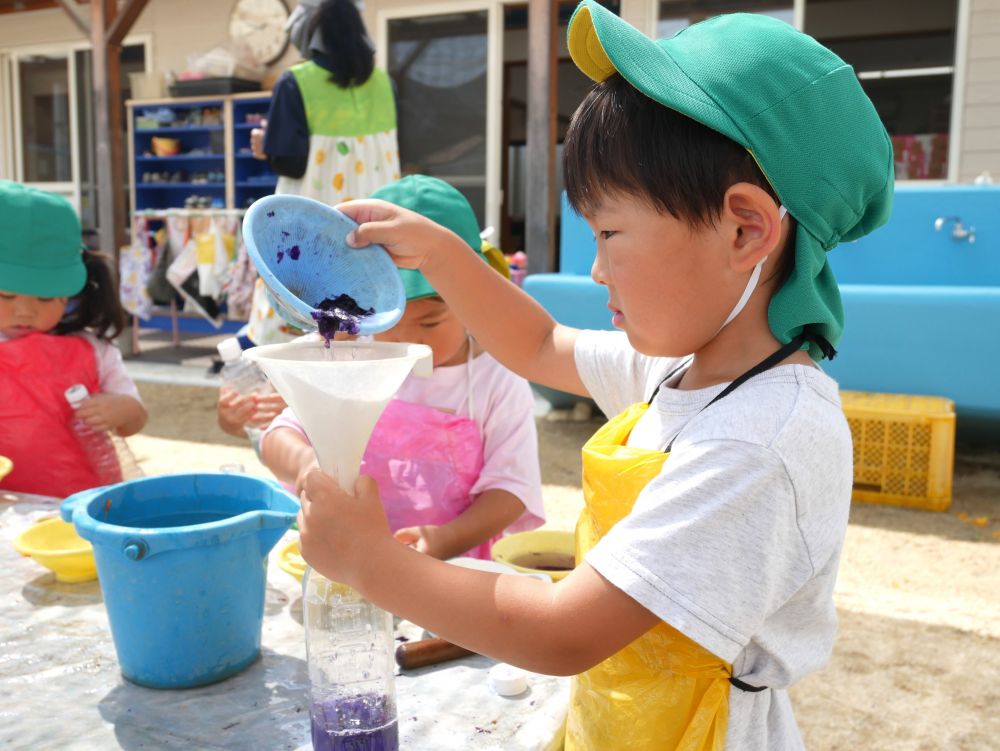 工夫して色水を流しいれるＮくん
その姿はまるで職人さんみたい♡