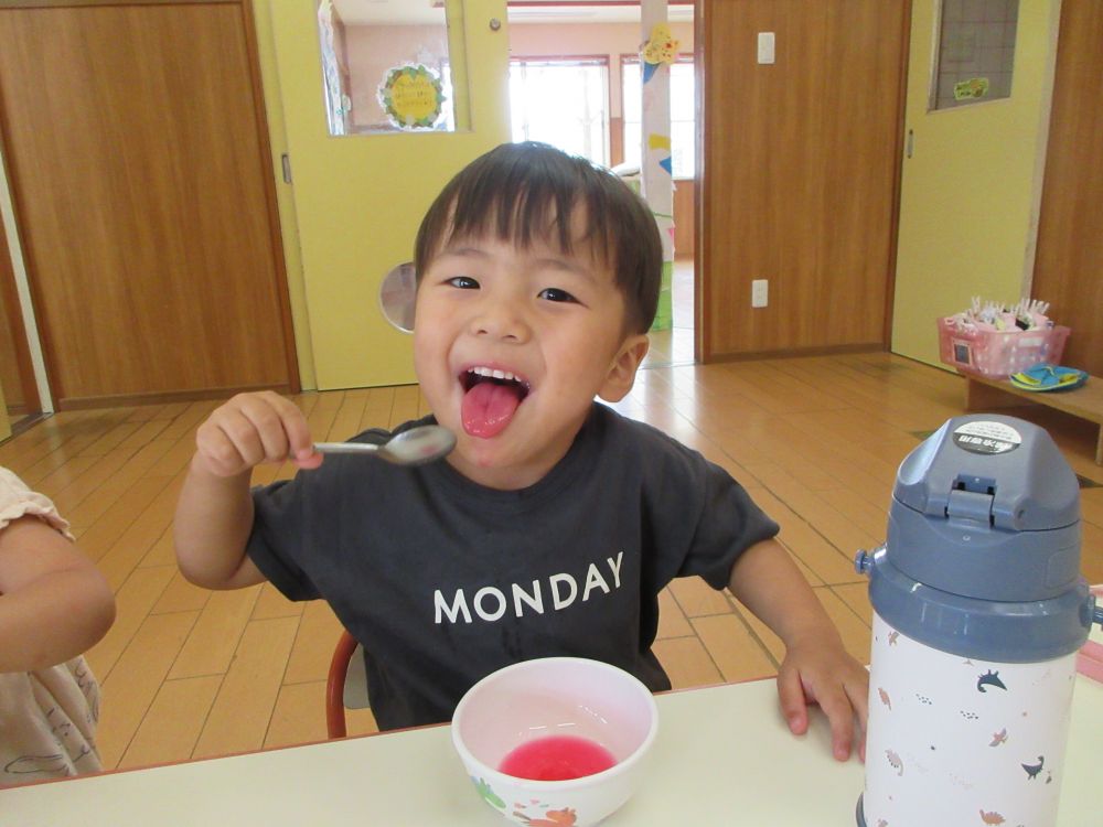 「はやく食べたーい！！」
「もう食べれる！？」
待ちきれない様子のクマ組さん

みんなでシロップの色を見せ合いながら食べていると・・・
「みて～！！」
真っ赤になったべろを見てもらおうと
大喜びであっかんべーをするNくん

みんなでかき氷を満喫しました♡