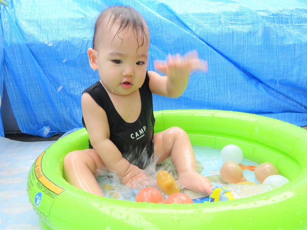 
初めての水あそび！
ピチャピチャ・・・
水面を叩くと面白い音が聞こえるよ
顔にかかる水しぶきも平気なMくん♡