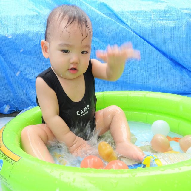 初めての水あそび！　　～０歳児　ウサギ組～