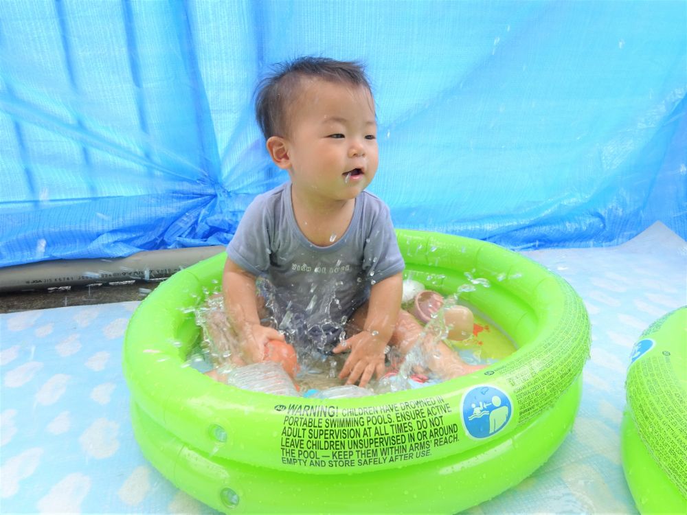 水を叩いては水のはねる様子や音に興味津々のIくん♡
繰り返し水を叩いて喜んでいました。