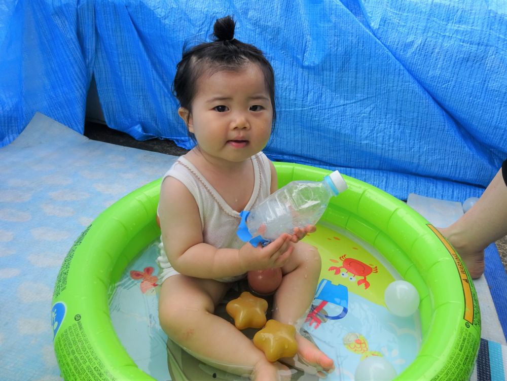 入園して１カ月のTちゃん♡
足に触れる水の感触にも驚くことなく楽しんでいました。

これからも天気の良い日には、
夏ならではの遊びをしていこうと思っています。

