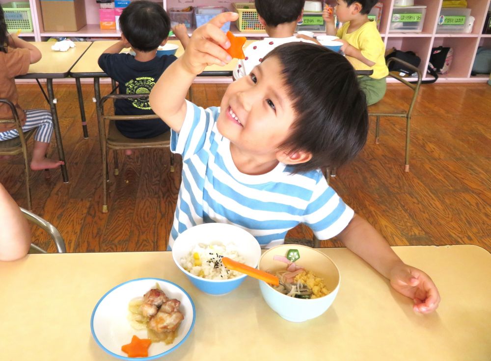 今日は七夕ということで給食も七夕メニューです。

グリルチキンに添えた人参は星形にして七夕らしくしてみました。

さっそく星の人参と一緒にポーズ☆
みんな喜んでくれたかな？