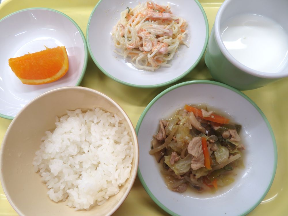 ご飯

豚肉のガーリック炒め

春雨サラダ

オレンジ

牛乳