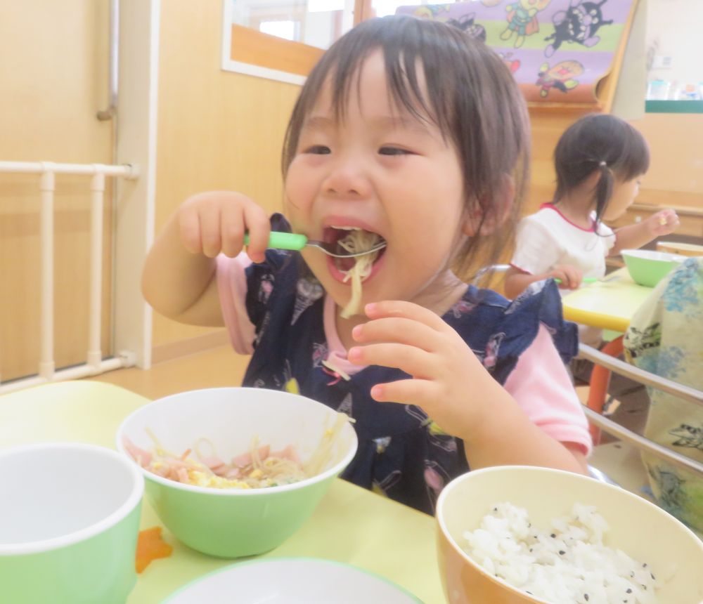 7月７日は七夕。
みんなの願い事が書かれた七夕飾りが保育園にも飾られていましたね。
給食では【七夕そうめん】と【七夕ゼリー】を食べました。

【七夕そうめん】の中には輪切りにしたオクラで星を、人参グラッセも星形にして七夕を意識しました。
給食が運ばれてくると
「わーお星さま！」と嬉しそうな声が聞こえてきました♪
人参をもって見せてくれたり、おくらを不思議そうに見ていたり…
でもやっぱり１番人気なのはそうめん！