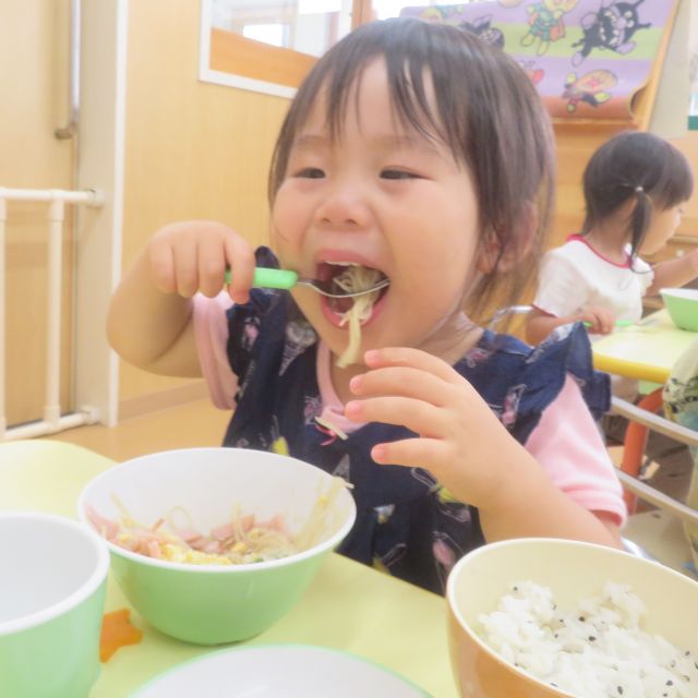 ＊　給食時間の様子　（すいみい保育園）　＊