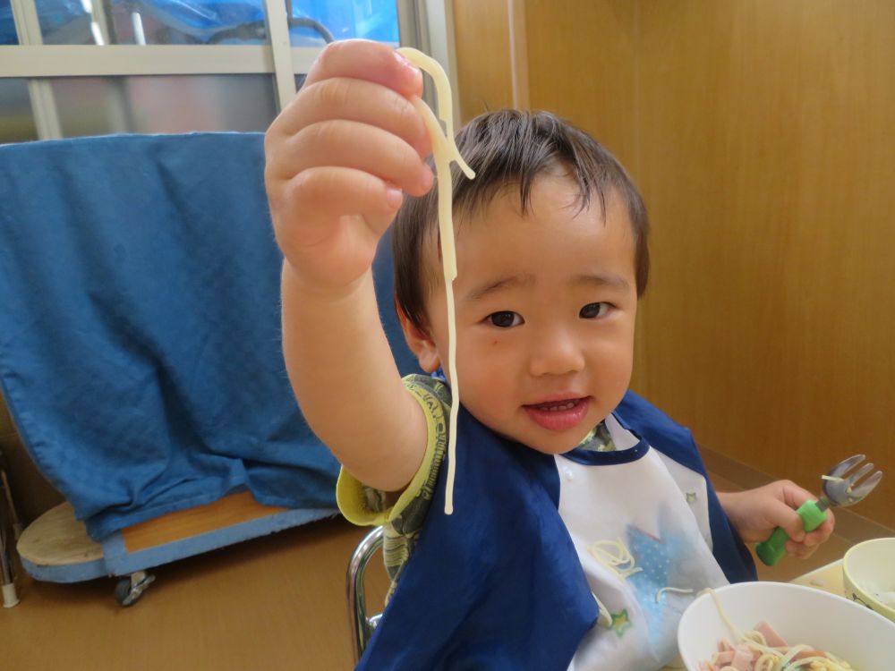 みんなおいしそうに食べていましたよ♪
思わずにっこり笑顔になっちゃう子も♡

ヒヨコ組さんはそうめんを持って「ながーい！」と見せてくれました。
お友達とどっちが長いかな？と比べあっていたり♡

