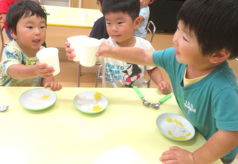 おやつの時間にも、星形のゼリーをのせた【七夕ゼリー】を食べましたよ。

クマ組さんは６月に漬けた梅シロップができたので梅ジュースにして飲みました。
「かんぱ～い！」
の合図で飲んで
「甘いね～♡」「すっぱい～」「おいしい！！」
といろんな感想を教えてくれました。
おかわりをする子もいたり、みんなで作った梅ジュースおいしかったね♡

みんなの笑顔を見て、願い事が叶いますようにと思った給食先生でした♪