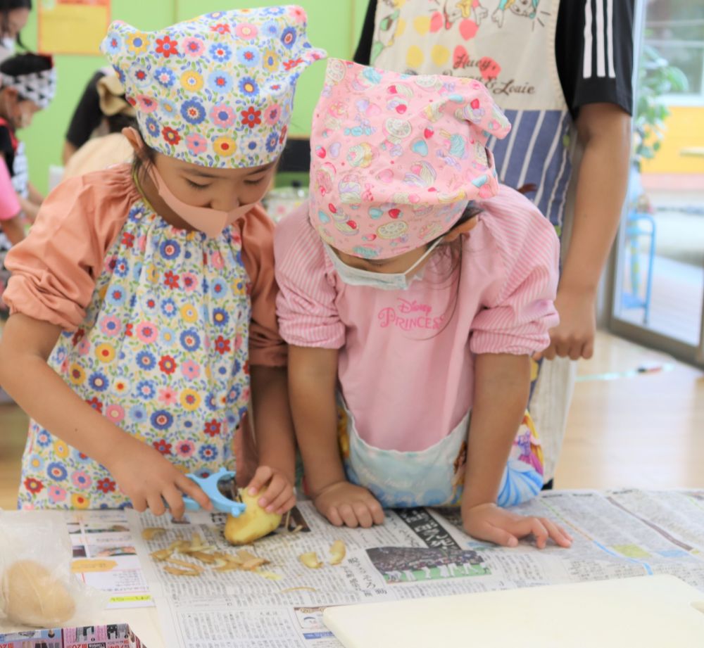 調理台では野菜の切込みをしていきます
まずはピーラーでジャガイモの皮むき
しっかり手で押さえて皮をむいていきます
