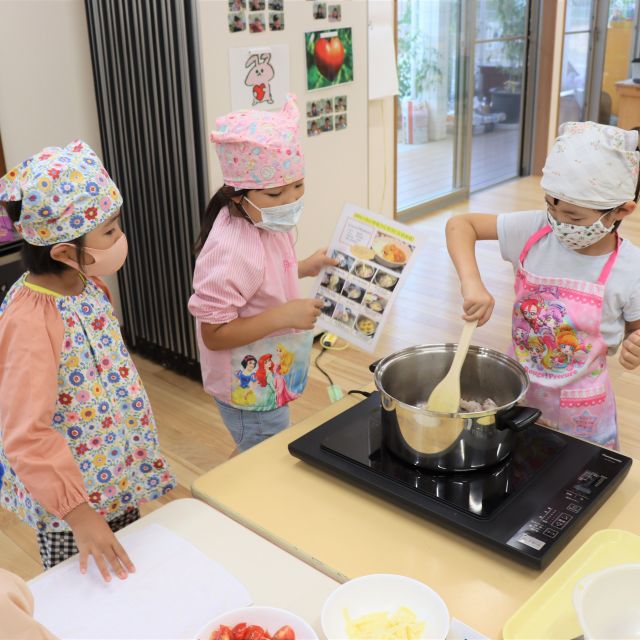 ＊　５歳児　お泊り保育【カレークッキング】　とまとはーと②　＊