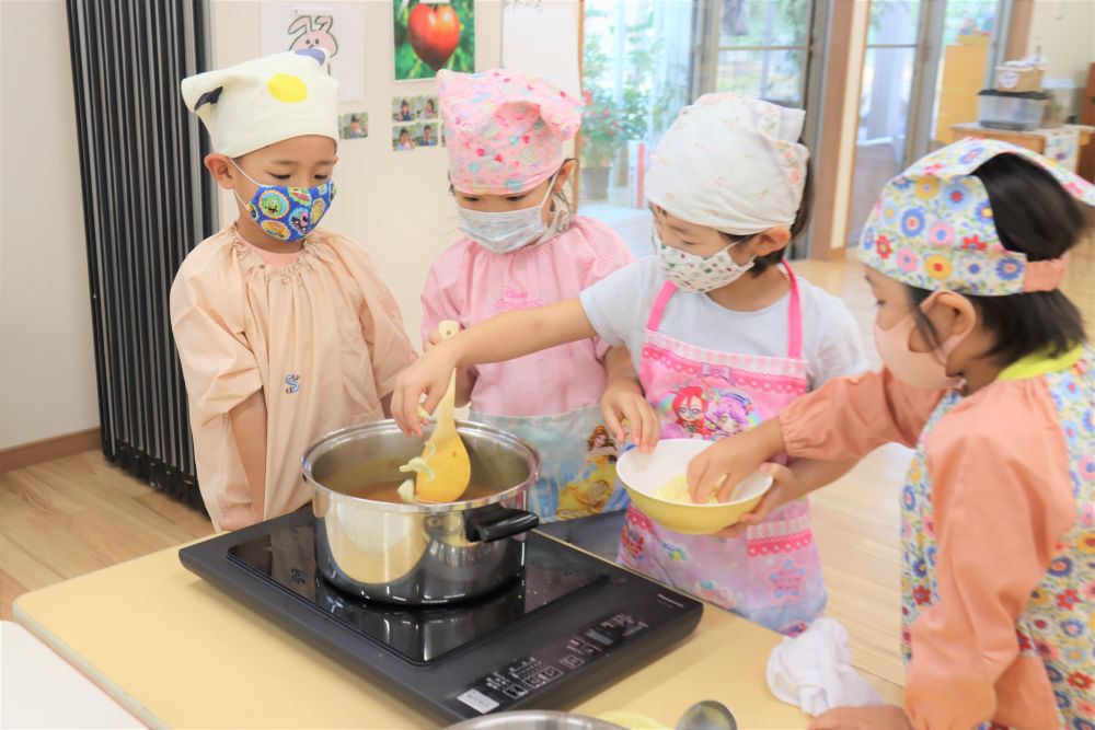 最後の仕上げに！
とまとはーとチームの目玉「チーズ」を入れます
トマトにチーズどんな味のカレーになるのでしょうか？