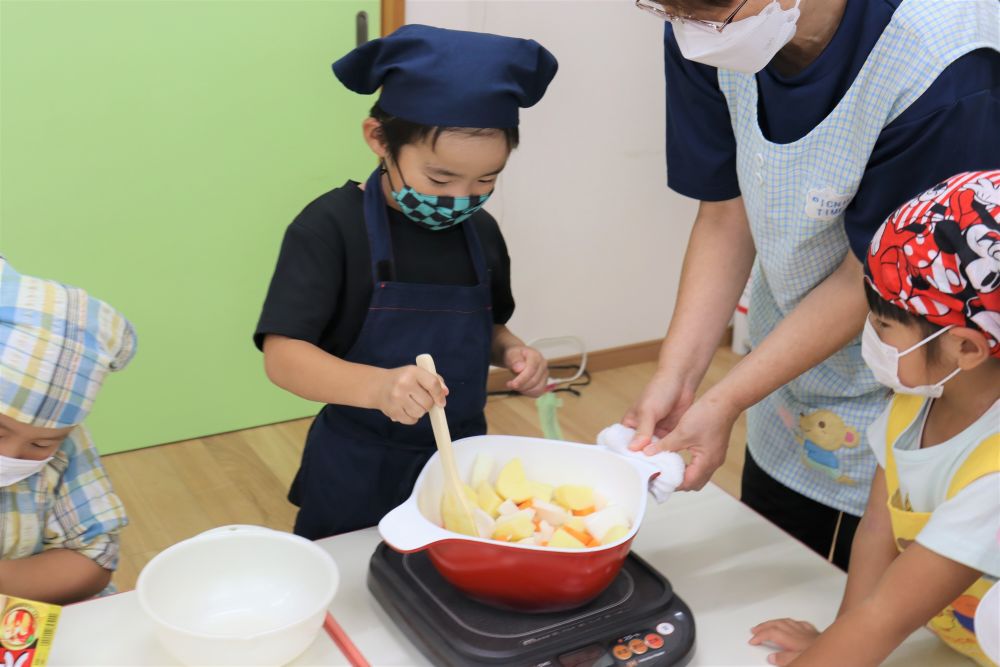 お洒落な鍋で炒めていきます
取っ手が熱くなるので気をつけて！