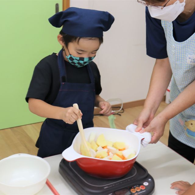 ＊　５歳児　お泊り保育【カレークッキング】　とんがりコーン②　＊