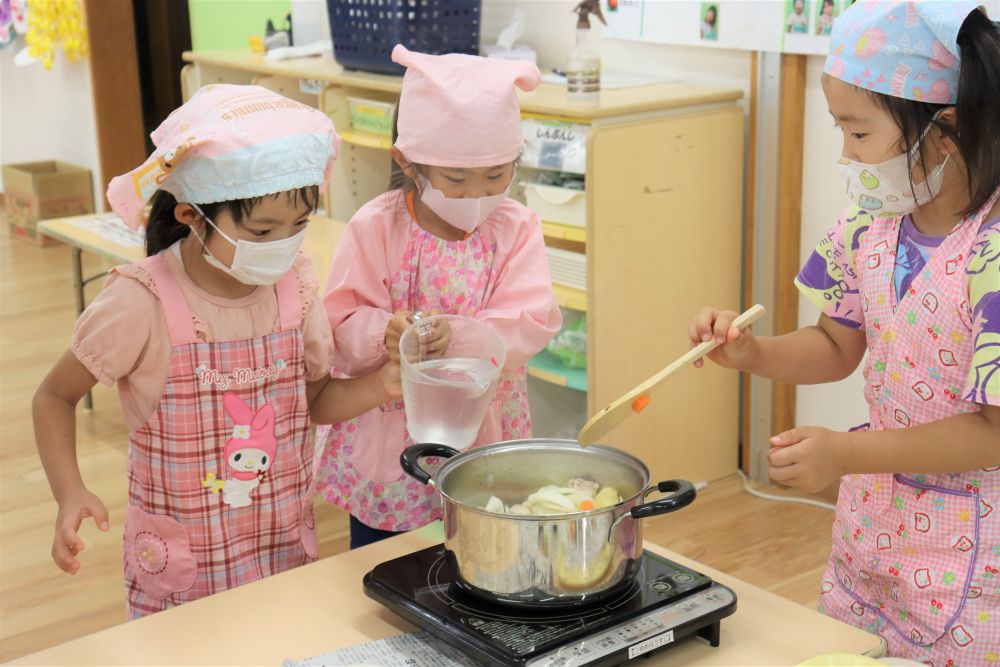 お水を入れる時も友達と一緒
こぼさないようにそぉ～っと・・・