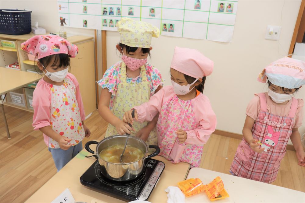 鍋をかき混ぜる時も一緒に♡
和気あいあいとカレー完成です
