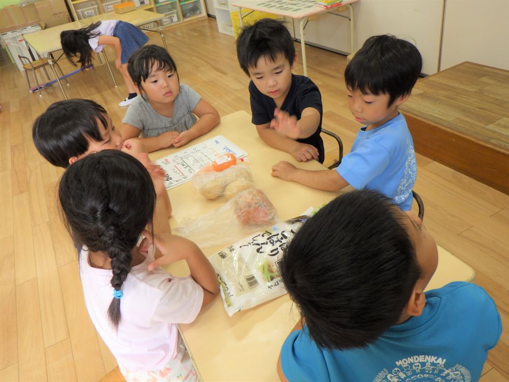 園に帰ったら当日の調理の担当を話し合い♡

自分達でやることは自分たちで決める！
気持ちがぶつかることもありますが、お泊り保育に対する気持ちはみんな同じ

仲間と共に過ごす時間を大切に☆