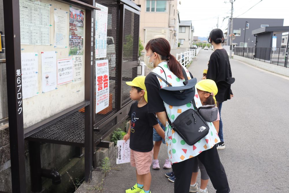 続いて、うさぎはーとチームとお買い物

途中町内の掲示板に夏祭りのポスターが貼ってあること発見
お泊り保育が終わっても、楽しい行事はまだまだ沢山控えています