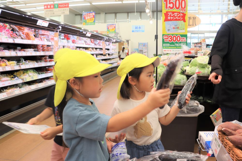 うさぎはーとチームのカレーの具材はナスとピーマンとトウモロコシ
お店に入って、まずはナスをゲット

