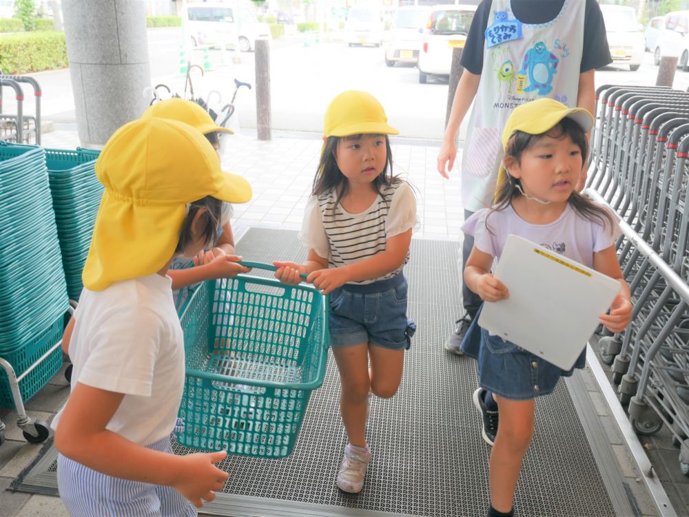 しっかり者の女の子たち
買い物かごを持ってさぁ買い物へ！