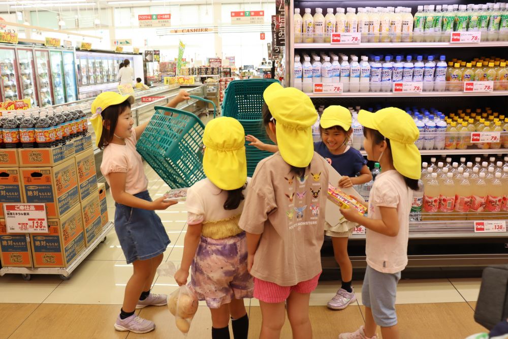 それぞれが野菜等を手で持って店内を探し回っていましたが・・

「そういえばカゴは？」
こんなところも愛嬌です(笑)