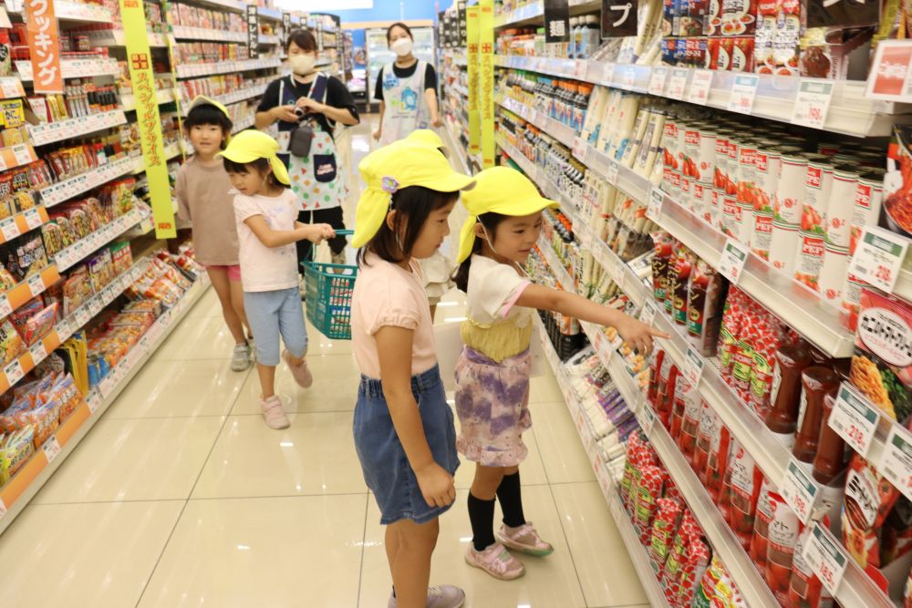 こちらのチームは朝食用のケチャップも買います
「あった、これウチのと一緒のやつ」
女子トークも弾みニコニコでの買い物