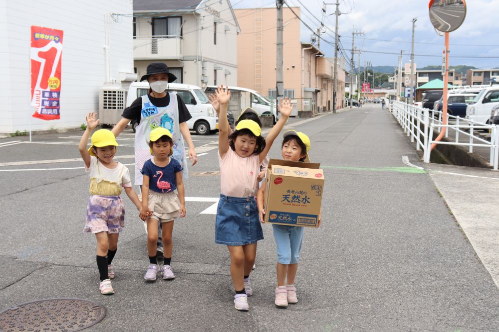 帰り道の交差点

箱を持って両手がふさがっているMちゃんを見て
Ⅽちゃん「Mちゃんの分まで手を挙げるね」
仲良しがあふれています

コロナ禍で見直された行事の数々
今年で３年目になったお泊り保育でのお買い物
大きな行事ではありませんが、友達と一緒に気持ちを共有しながら過ごす時間がとてもありがたく感謝します

ハローズさんもいつもありがとうございます♡


