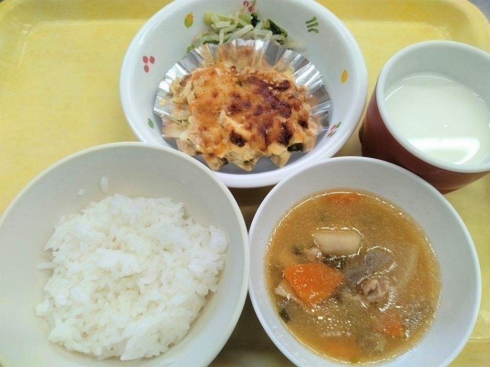 ご飯

豆腐とツナのみそチーズ焼き

小松菜ともやしのソテー

豚汁

牛乳