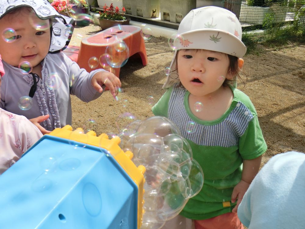 こっちのしゃぼん玉は・・・

いっぱい出てくるー！！
小さなしゃぼん玉が、
たくさん出てきて、くぎづけのRちゃんとＮくん♪