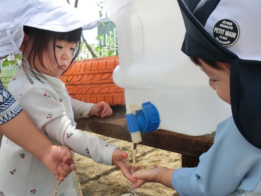 もう少しひねると・・・

たくさん出てきた！！
手で触ってみる♪
