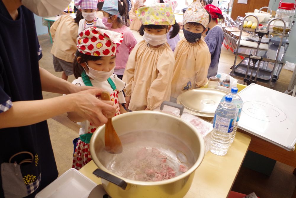 「焼肉のにおいがする〜♡」

おいしい匂いに
テンション上がるキリン組さん

夕食の時間が
待ち遠しいね～♡