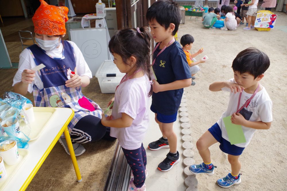 今年のフードコーナーはきのぴおかふぇ♡

みんなの大好きなポテトチップス☆
クッキングの時に少しキリン組さんにもお手伝いしてもらいました！

お味はいかが？？