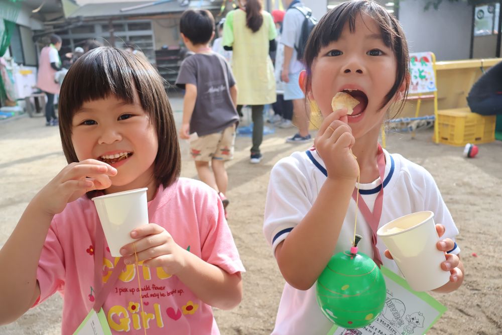 「おいし～♡」
とにっこりのMちゃんRちゃん♡

カップにはマリオやルイージのマークもあってみんなで見せ合って楽しみましたよ！